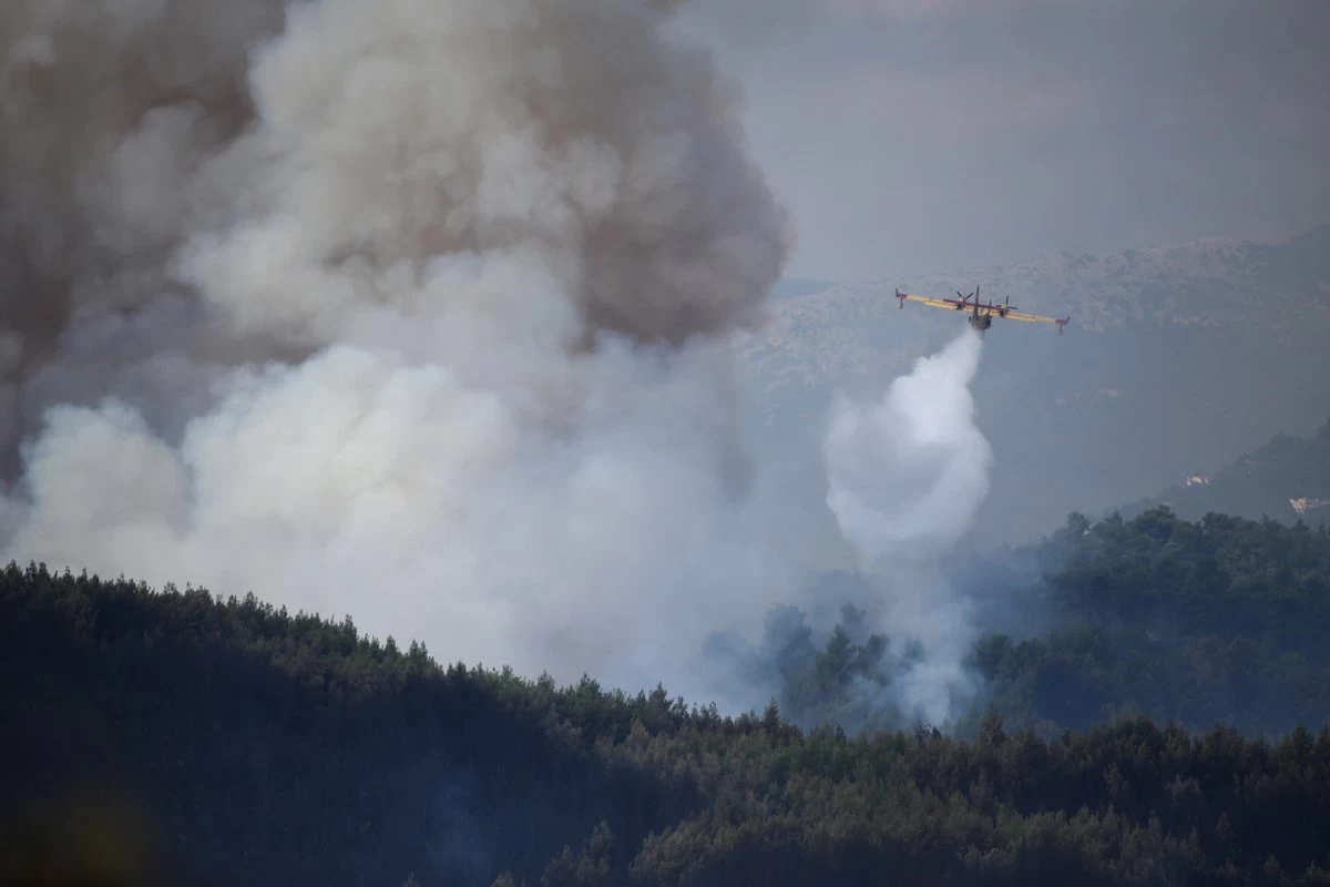 Πυρκαγιά σε εξέλιξη σε δασική έκταση στην Τροιζηνίας